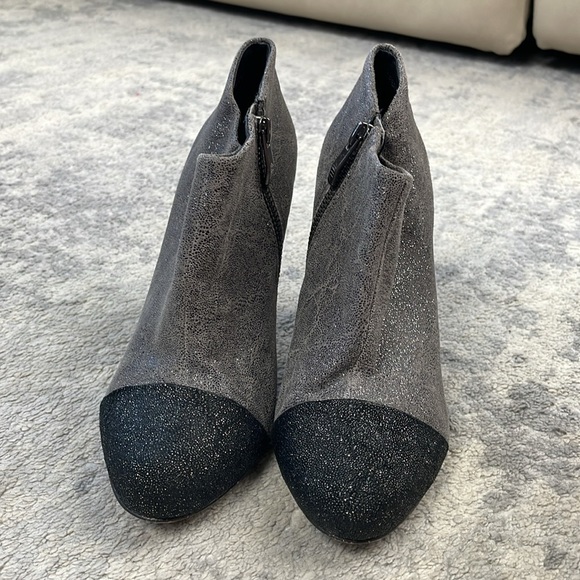 Vince Camuto Amoby2 Ankle Bootie Heel Glitter Cap Toe Gray Black Sz 6.5 - Picture 5 of 13